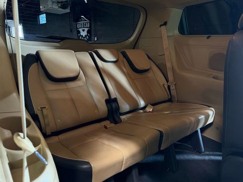Used 2018 Kia Sedona LX w/ LX Essentials Premium Package FWD image 18
