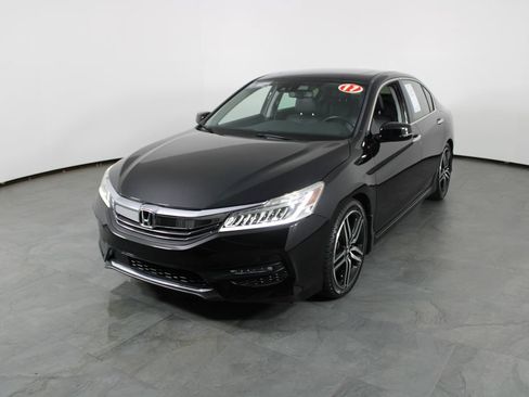 Used 2017 Honda Accord Touring image 2