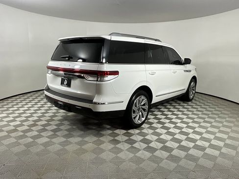 Used 2024 Lincoln Navigator Premiere image 4
