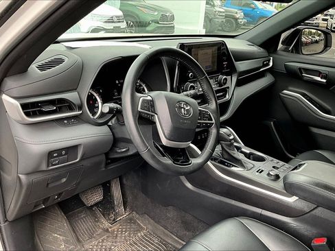 Used 2023 Toyota Highlander XSE AWD/4WD image 4