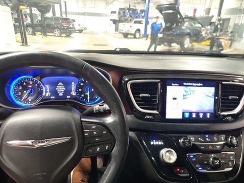 Used 2020 Chrysler Pacifica Touring-L FWD image 17