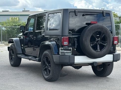 Used 2013 Jeep Wrangler Unlimited Sahara w/ Connectivity Group AWD/4WD image 9