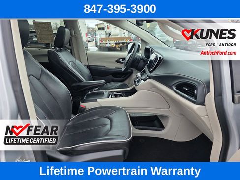 Used 2023 Chrysler Pacifica Limited image 37