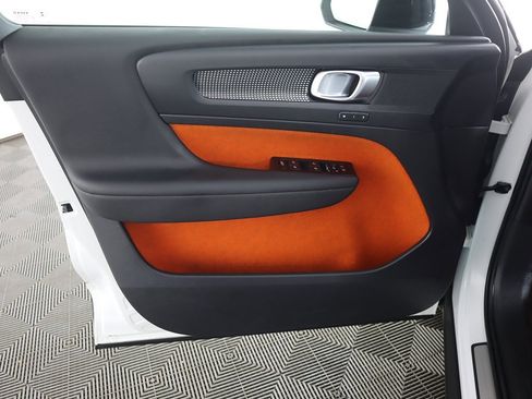 Used 2021 Volvo XC40 T5 R-Design image 24