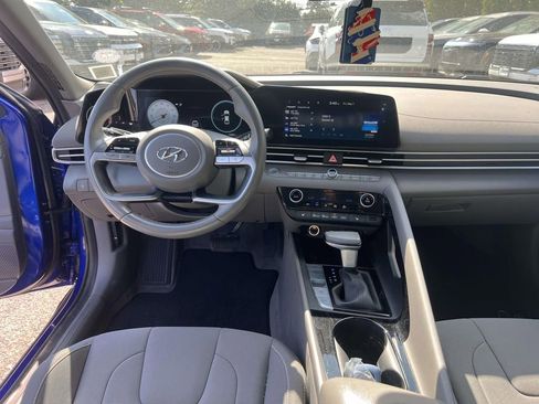 Used 2023 Hyundai Elantra SEL w/ Convenience Package FWD image 12