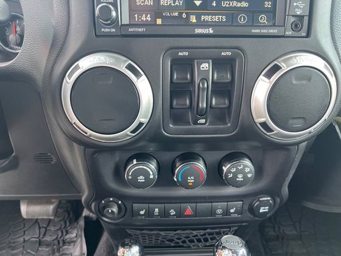 Used 2015 Jeep Wrangler Unlimited Rubicon AWD/4WD image 23