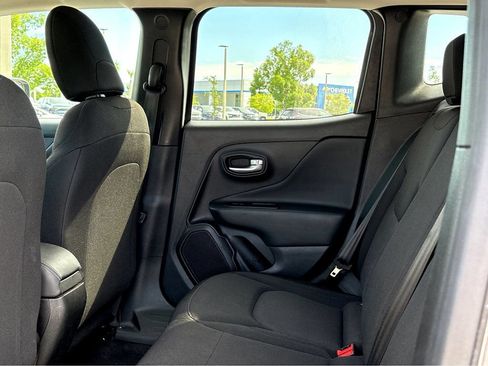 Used 2023 Jeep Renegade Latitude AWD/4WD image 18