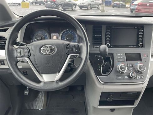 Used 2018 Toyota Sienna LE image 13
