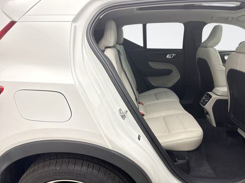 Used 2021 Volvo XC40 T5 Momentum w/ Premium Package image 19