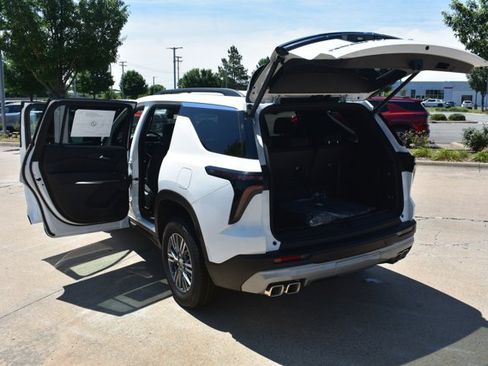 New 2026 Chevrolet Traverse LT w/ Driver Confidence Package AWD/4WD image 17