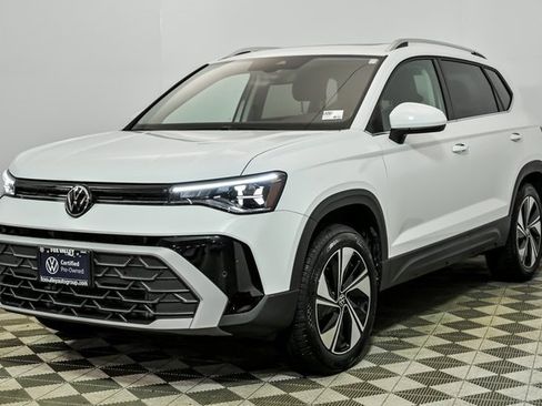 Certified 2025 Volkswagen Taos SE w/ Panoramic Sunroof Package image 4