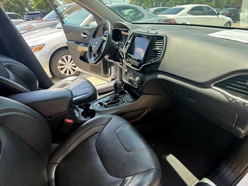 Used 2019 Jeep Cherokee Limited FWD image 13