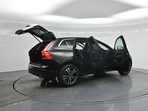 Used 2021 Volvo XC60 T5 Momentum w/ Premium Package image 5