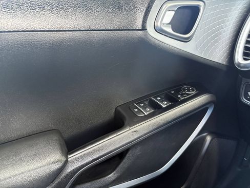 Used 2025 Kia Soul LX w/ LX Technology Package FWD image 18