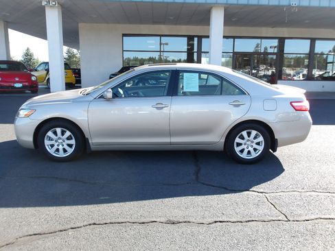 Used 2009 Toyota Camry XLE image 2