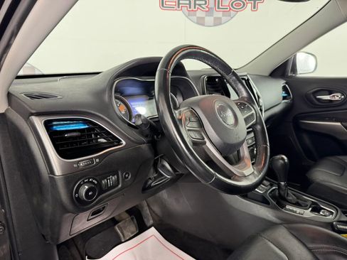 Used 2019 Jeep Cherokee Limited image 10
