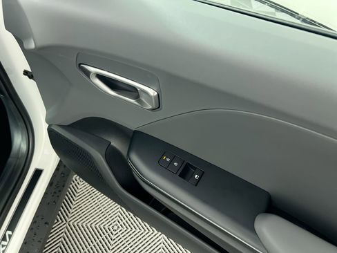 New 2025 Kia K4 LXS image 32
