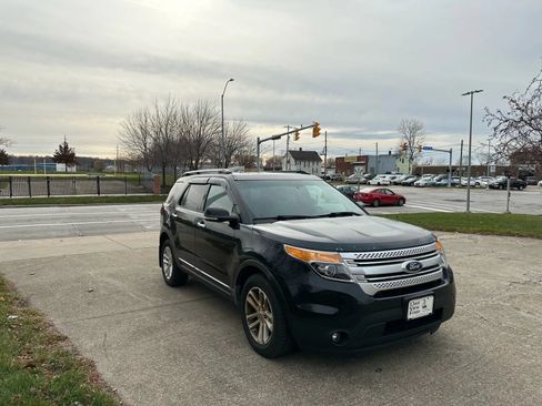 Used 2014 Ford Explorer XLT w/ Equipment Group 202A AWD/4WD image 2