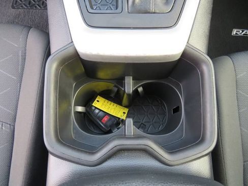 Used 2022 Toyota RAV4 XLE image 22