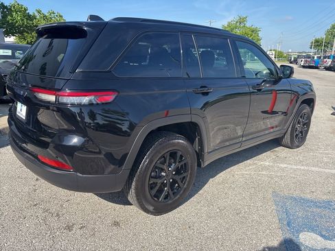 Used 2025 Jeep Grand Cherokee Altitude AWD/4WD image 27