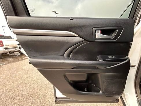 Used 2018 Toyota Highlander SE image 43