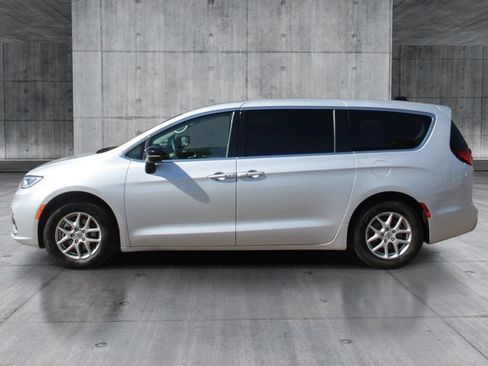 Used 2024 Chrysler Pacifica Touring-L FWD image 2