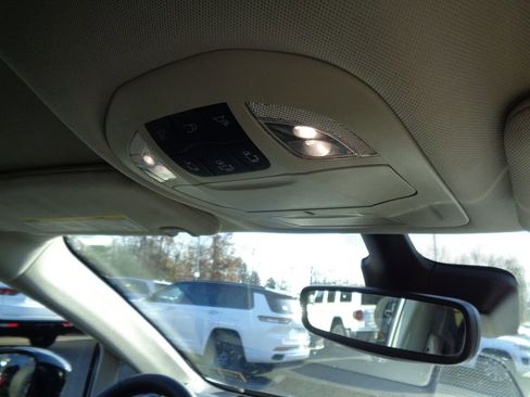 Certified 2024 Chrysler Pacifica Touring-L image 23