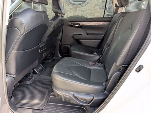 Used 2021 Toyota Highlander Limited FWD image 18