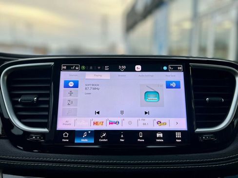 Used 2021 Chrysler Pacifica Limited w/ Uconnect Theater Family Group image 23