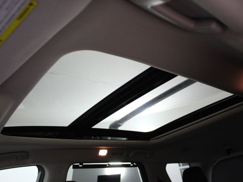 Used 2024 Nissan Pathfinder Platinum image 15