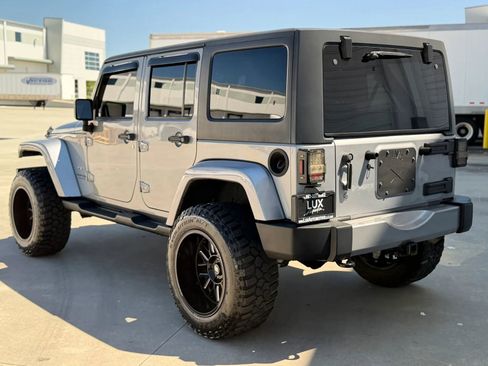Used 2018 Jeep Wrangler Unlimited Sahara AWD/4WD image 11