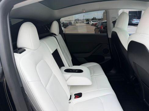 Used 2024 Tesla Model Y Long Range AWD/4WD image 24
