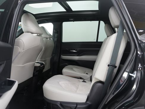 Used 2025 Toyota Grand Highlander AWD Hybrid image 20