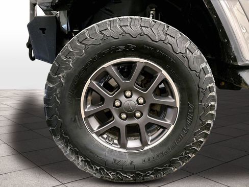 Used 2020 Jeep Gladiator Overland w/ LED Lighting Group image 9