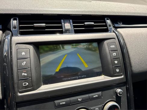 Used 2017 Land Rover Discovery SE image 29