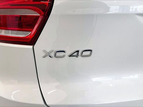 Certified 2022 Volvo XC40 T4 R-Design w/ Advanced Package image 30