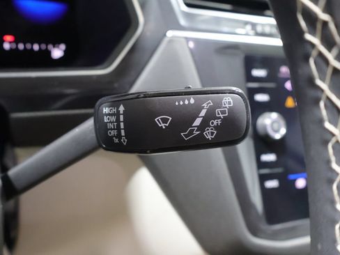 Used 2022 Volkswagen Tiguan SE w/ Panoramic Sunroof Package AWD/4WD image 35