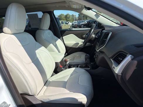 Used 2018 Jeep Cherokee Overland w/ Technology Group AWD/4WD image 27