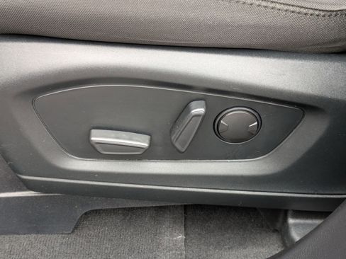 Used 2022 Ford Explorer XLT image 14