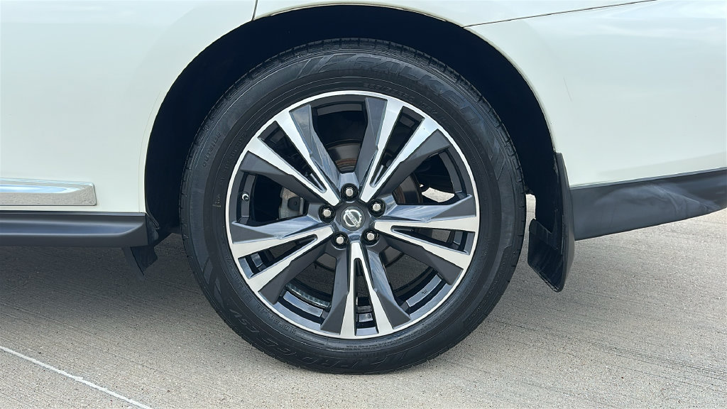 Used 2017 Nissan Pathfinder Platinum w/ Family Entertainment Package FWD image 19