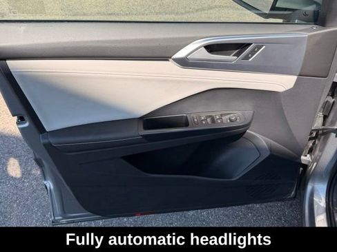 Certified 2025 Volkswagen Taos SE AWD/4WD image 5