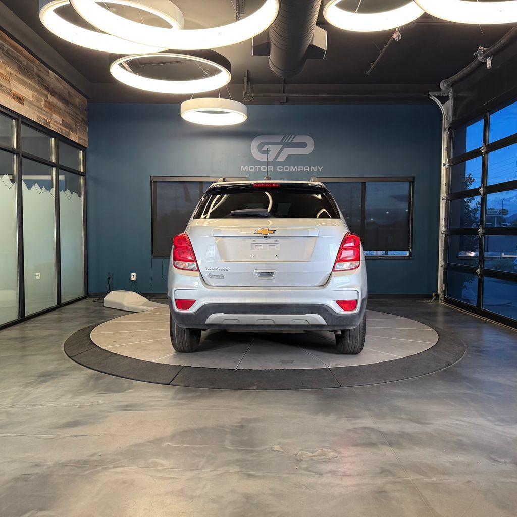 Used 2022 Chevrolet Trax LT w/ LT Convenience Package AWD/4WD image 4