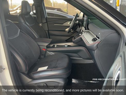 Used 2025 Ford Explorer ST RWD image 13
