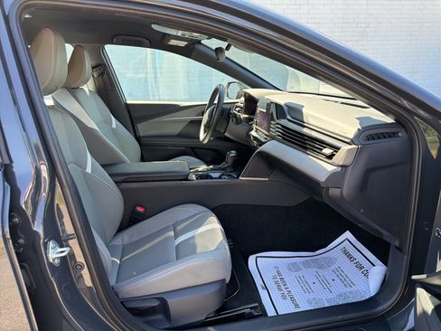 Used 2025 Toyota Camry SE AWD/4WD image 12