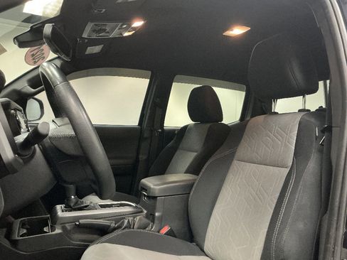 Used 2021 Toyota Tacoma TRD Off-Road w/ Technology Package AWD/4WD image 9