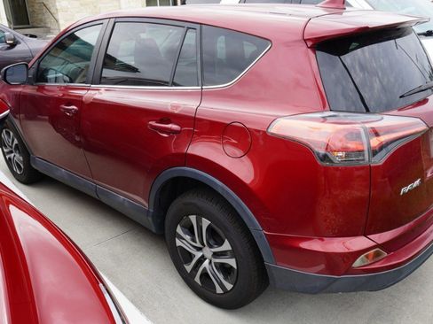Used 2018 Toyota RAV4 LE FWD image 6