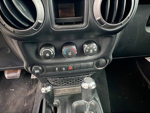 Used 2018 Jeep Wrangler Unlimited Sport w/ Connectivity Group image 30