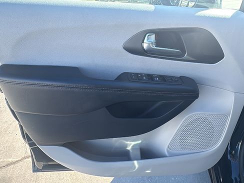 Certified 2020 Chrysler Pacifica Touring w/ Tire & Wheel Group image 11