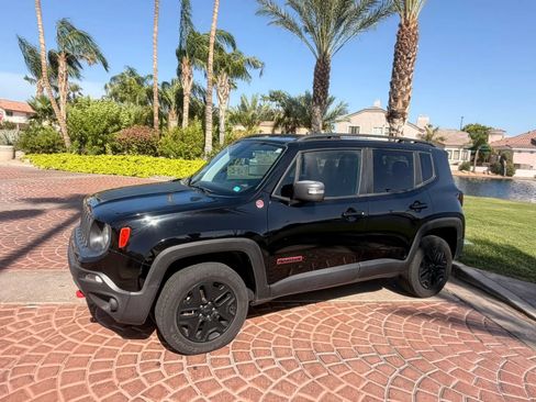 Used 2018 Jeep Renegade Trailhawk w/ Popular Equipment Group AWD/4WD image 13
