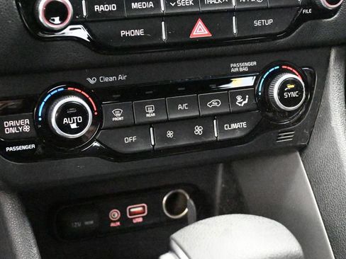 Used 2017 Kia Niro LX image 22